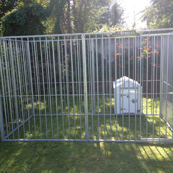 Galvanised Dog Run 8cm bar  1.5m x 3m  &  Large White Pvc Dog kennel