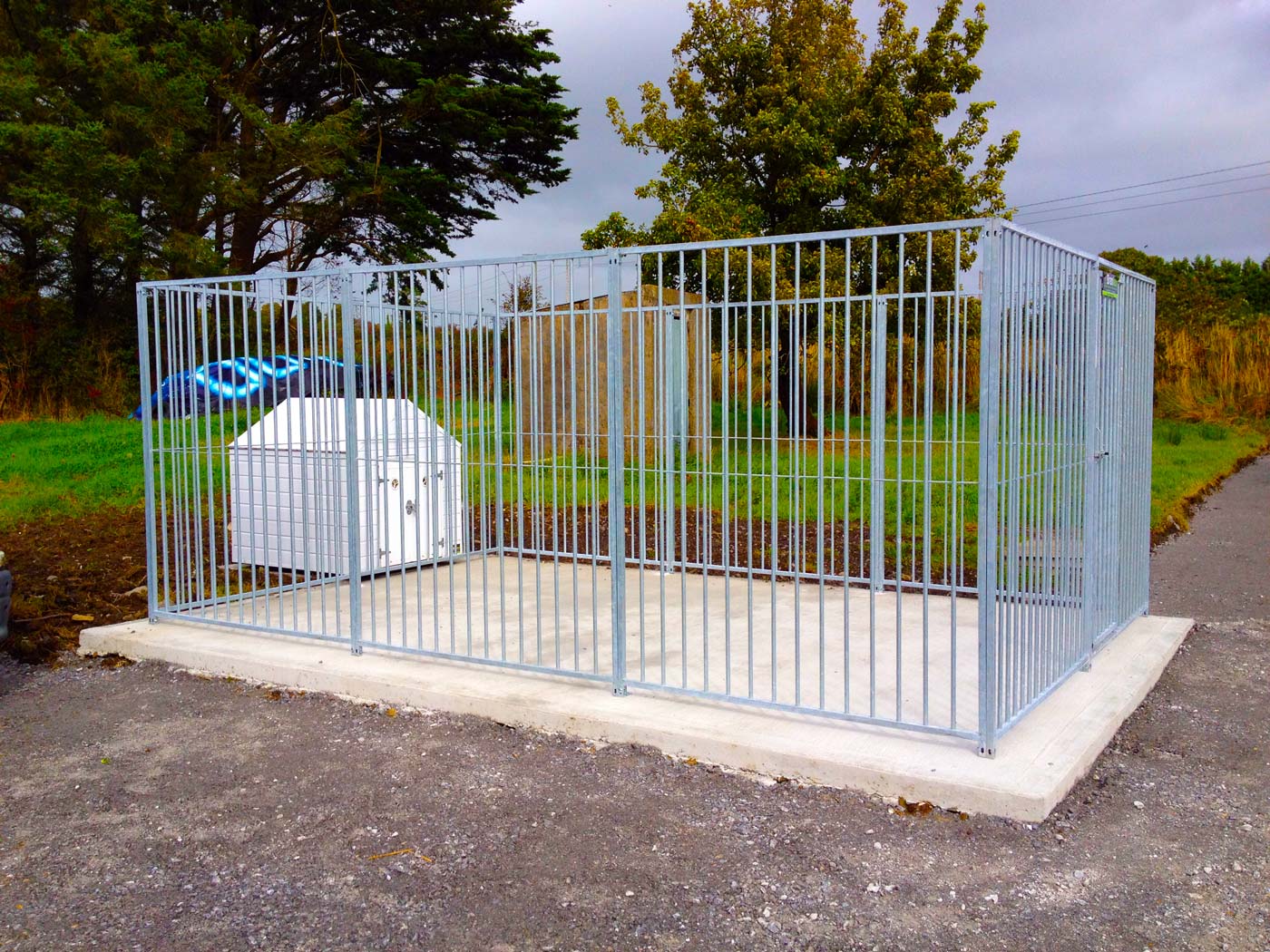 Galvanised Dog Run 4.5m x 3m 5cm bar  & Large White Pvc Dog kennel