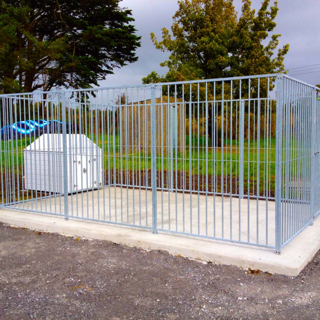 Galvanised Dog Run 4.5m x 3m 5cm bar  & Large White Pvc Dog kennel